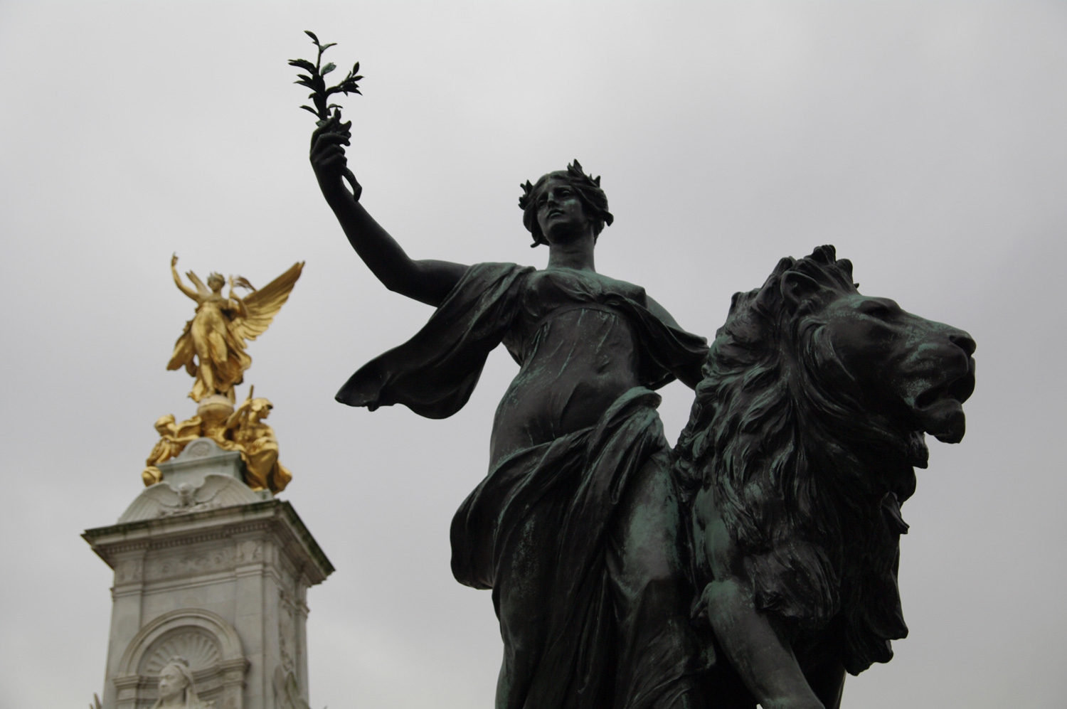 Buckingham Statue 