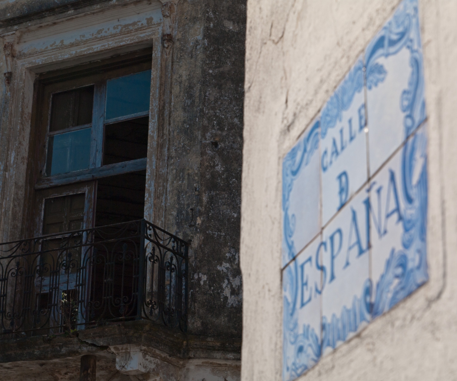 Calle Sign Building